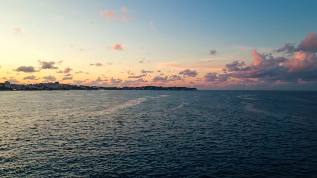 Mar ao entardecer com o horizonte dourado