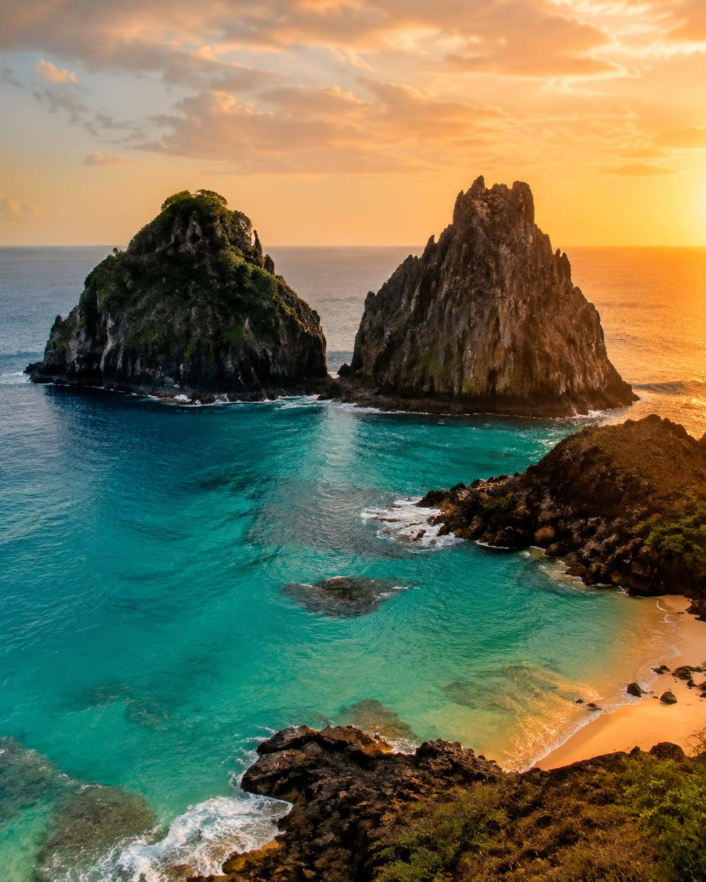Morro Dois Irmãos e mar turquesa em Fernando de Noronha
