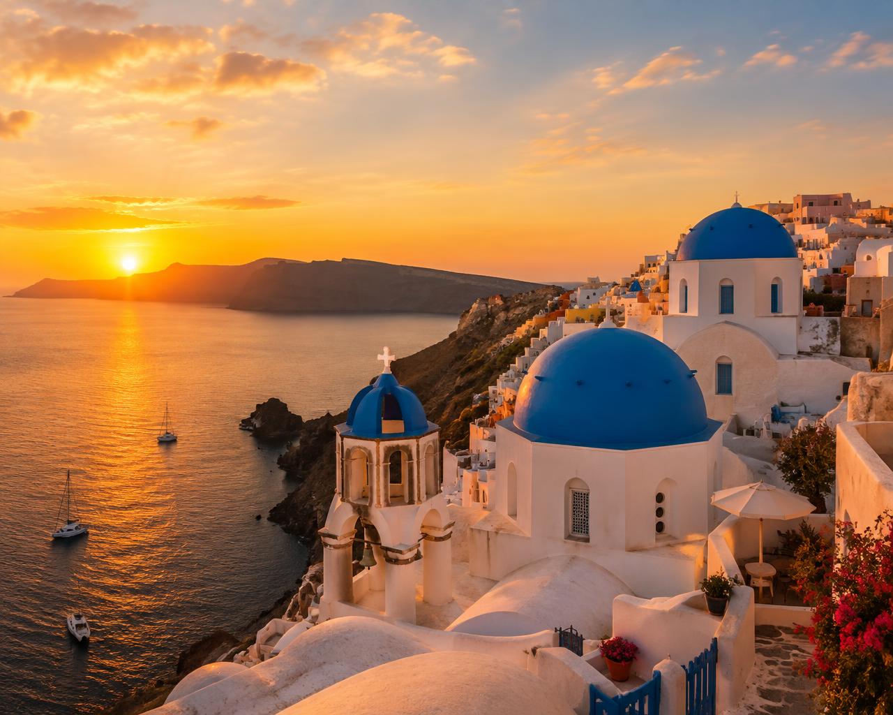 Cúpulas azuis de Oia, em Santorini, ao pôr do sol